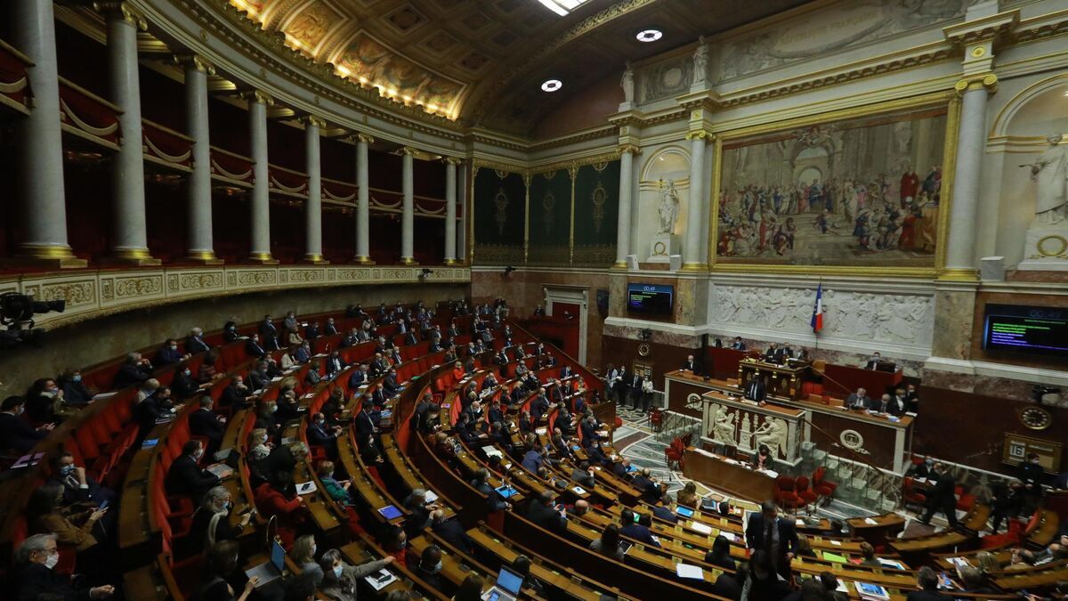 Hommage à Quentin : une minute de silence à l'Assemblée nationale en plein débat