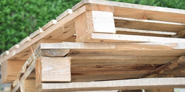 Transformez vos palettes en une desserte de cuisine mobile et moderne