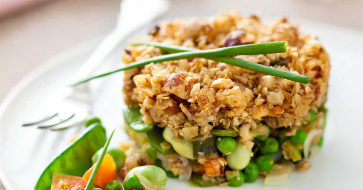 Un crumble de légumes savoureux et croquant aux noisettes