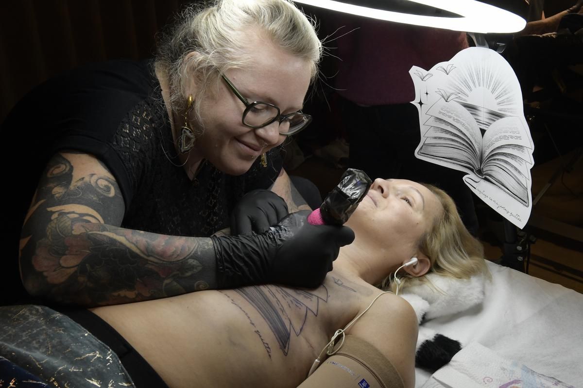 Un tatouage qui répare les blessures invisibles : l'espoir après le cancer du sein