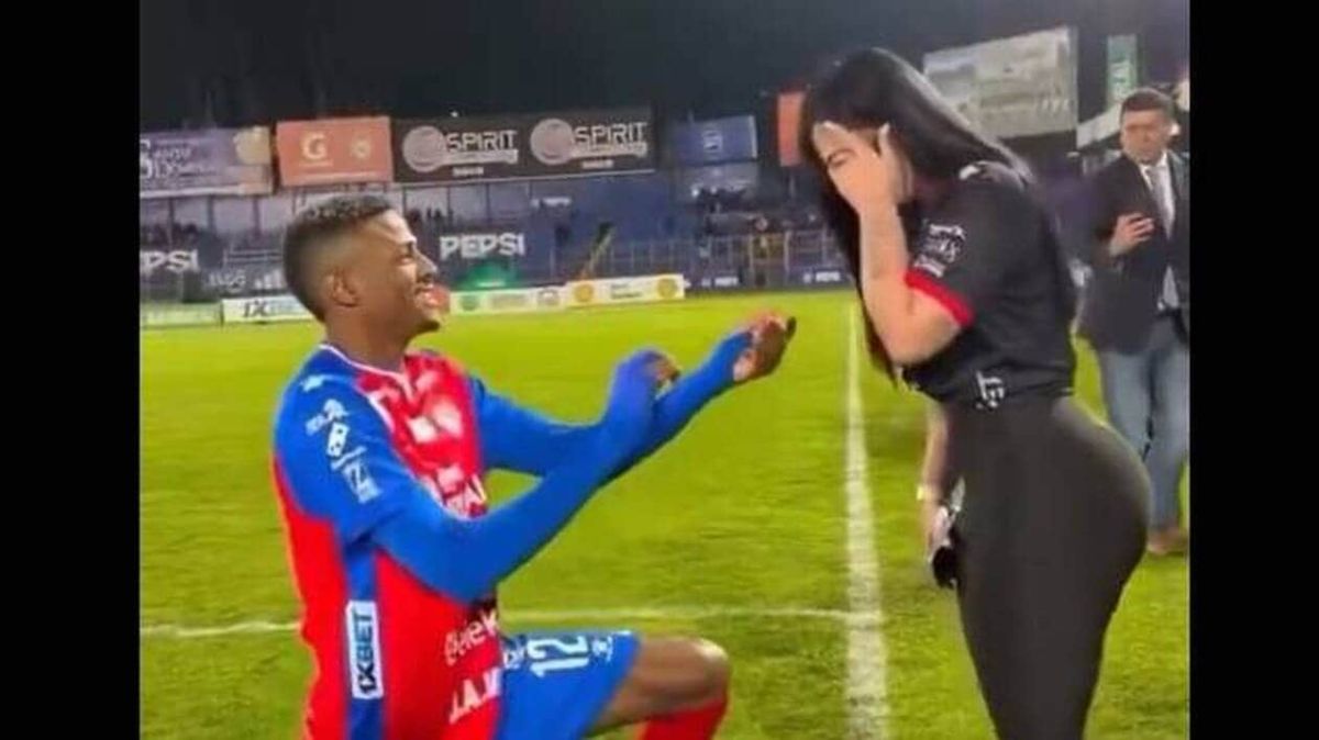 Un mariage express : un footballeur demande sa compagne pendant un match, séparation rapide