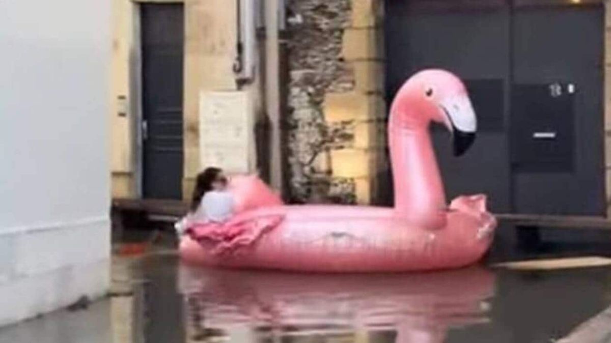 L'improbable visite d'un appartement sous l'eau en bouée flamant rose