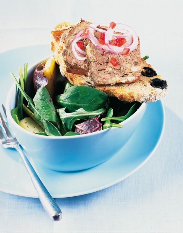 Une tartine gourmande de pâté de campagne, roquette et épinards