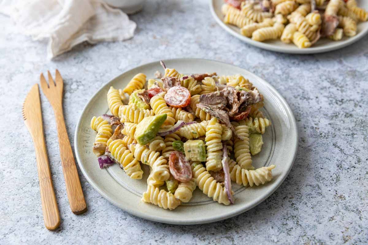 Salade de pâtes au bacon et avocat