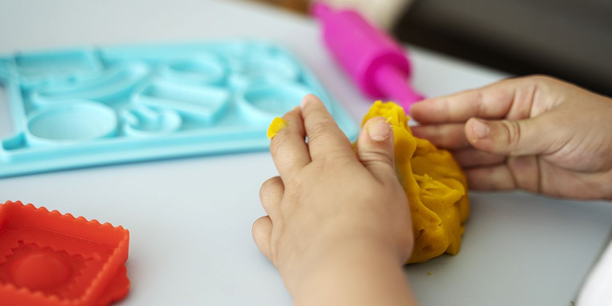 Fabriquez facilement de la pâte à modeler maison et sans cuisson pour vos enfants