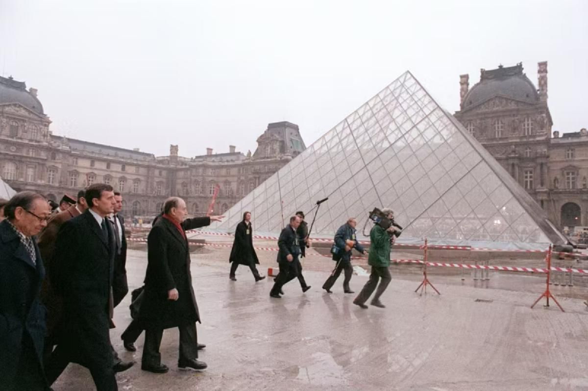 La pyramide du Louvre, témoin d'une époque : retour sur son inauguration