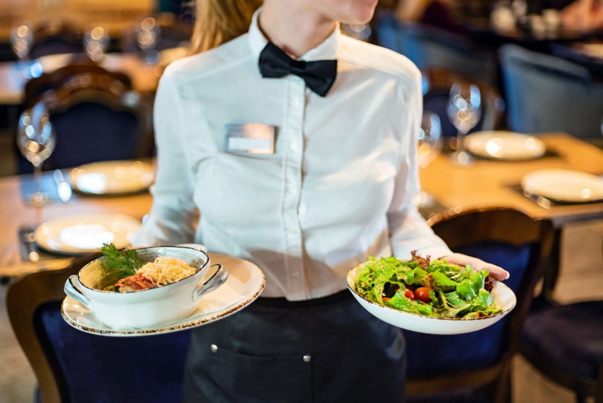 Ce geste inacceptable des serveurs qui devrait vous alerter dans un restaurant