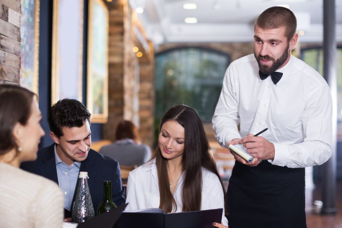 La demande qui agace les serveurs : pourquoi il est temps d'arrêter de la formuler