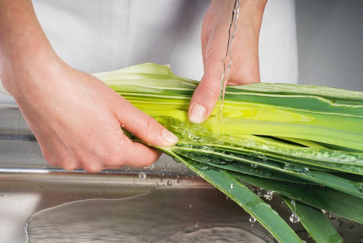 Éliminer la terre des poireaux : astuces d'un chef
