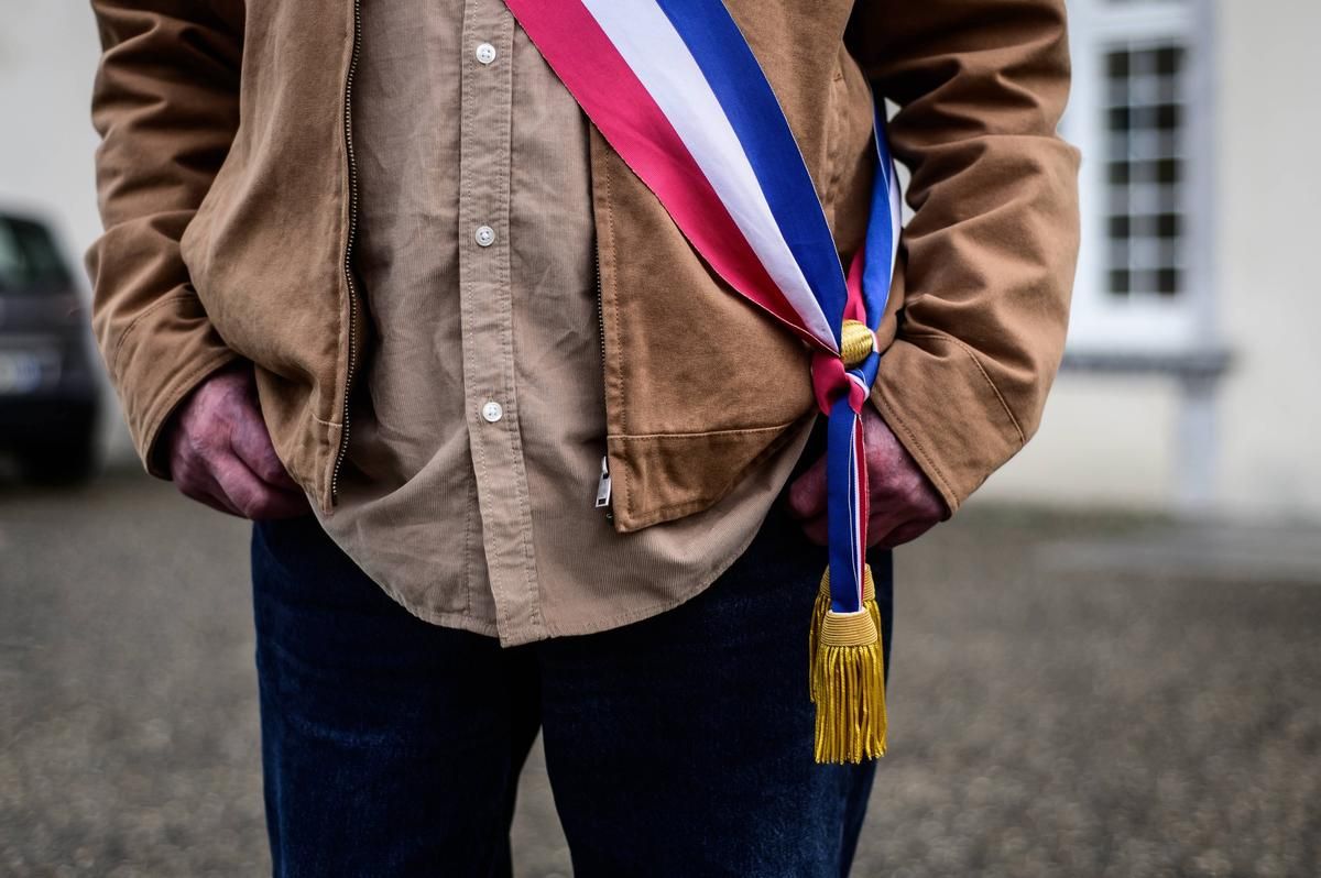 Un maire controversé réélu malgré des accusations graves