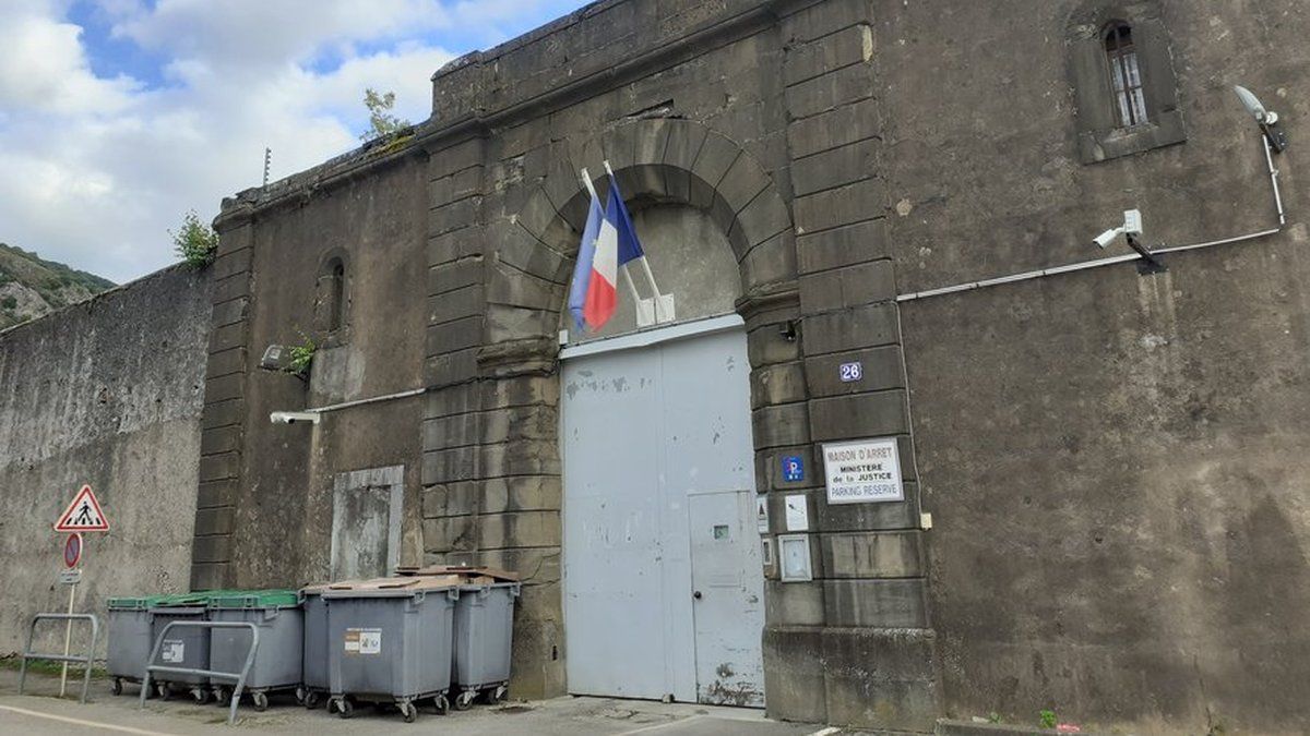 Quand la lutte anti-drogue s'intensifie : un individu sur le toit de la chambre d'agriculture