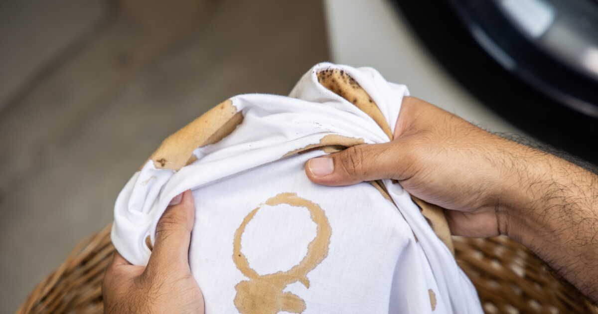 découvrir les secrets pour effacer une tache de café sur vos vêtements