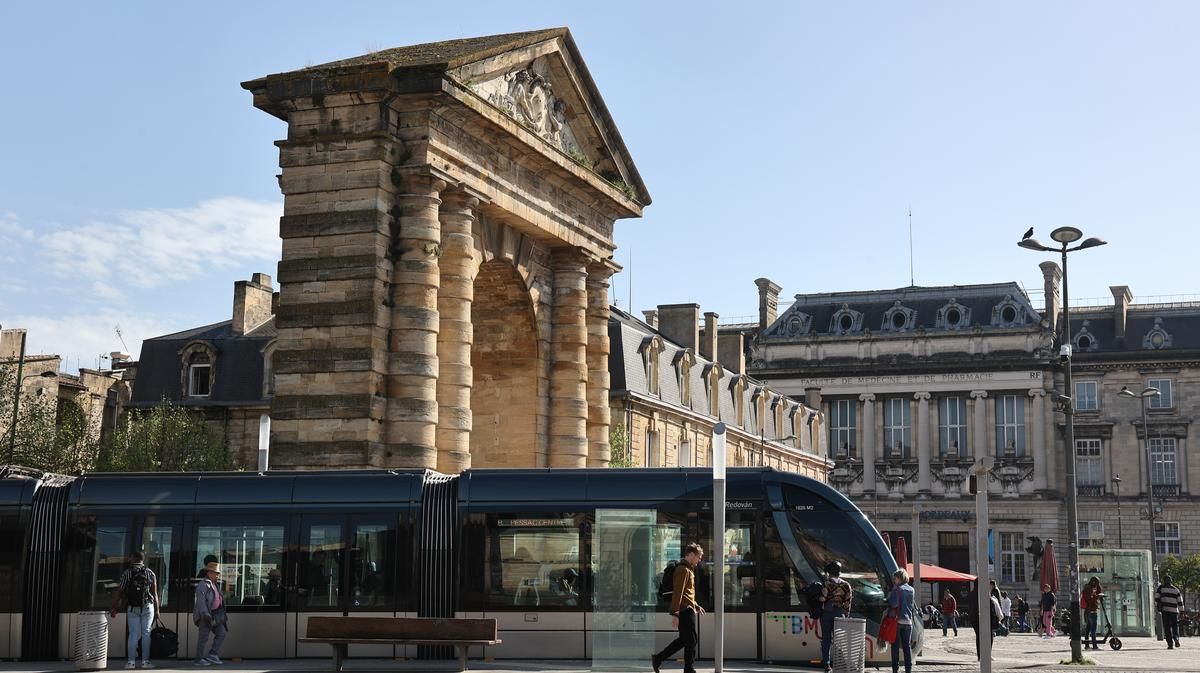 Bordeaux : un accident spectaculaire sur la place de la Victoire