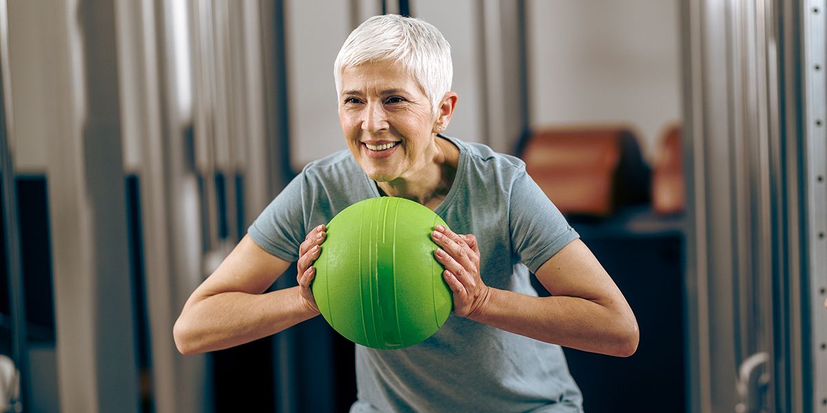 Raffermir ses bras après 60 ans : 8 conseils essentiels pour préserver sa vitalité