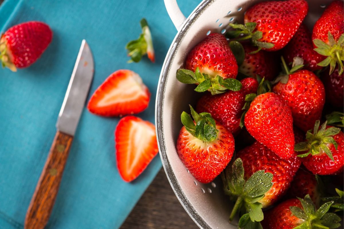 La méthode révolutionnaire pour équeuter vos fraises facilement