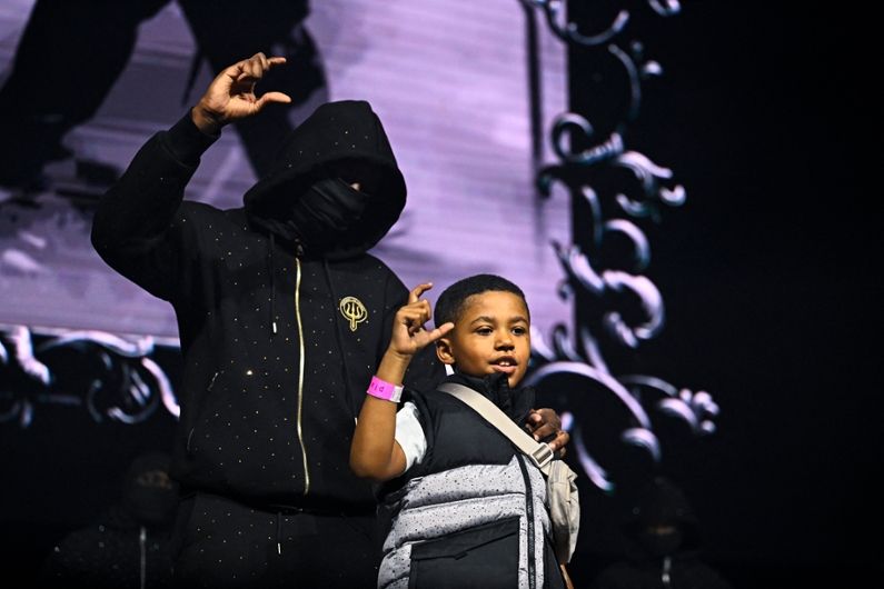 Un hommage poignant à Werenoi : son fils ému sur scène malgré les critiques