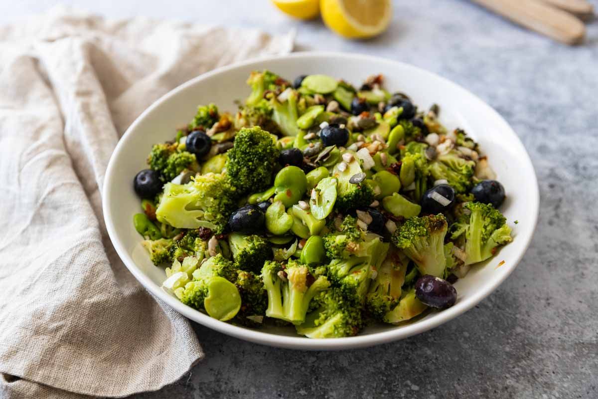 Salade de brocolis au citron et myrtilles