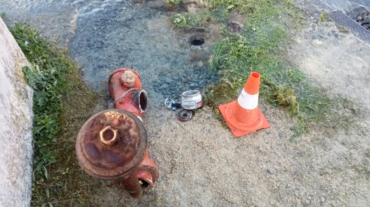 Accident spectaculaire près de Niort : un chauffard arraché une borne incendie