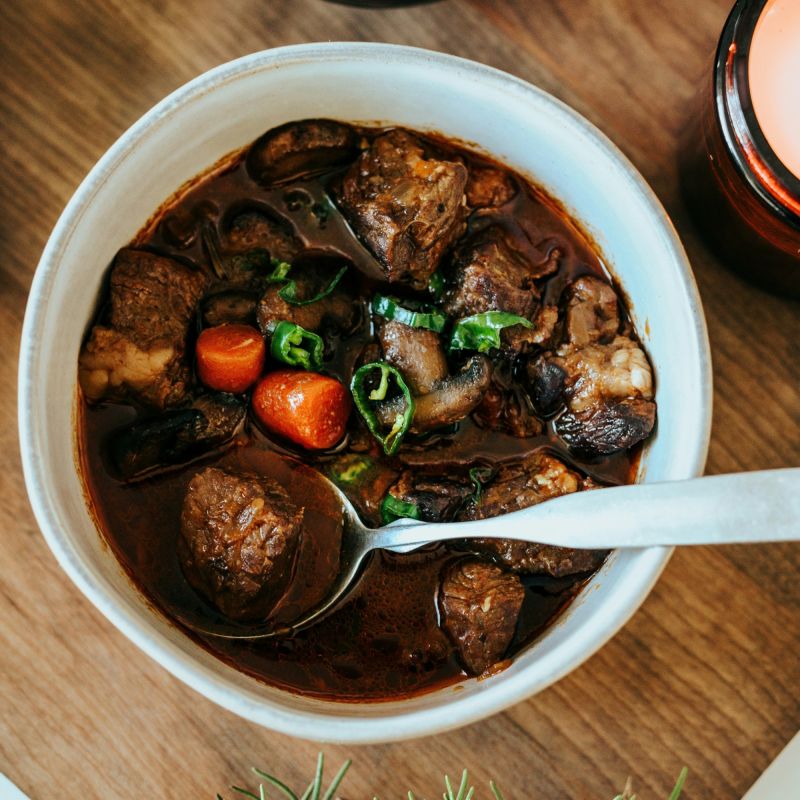 Cyril Lignac dévoile sa recette incontournable de bœuf bourguignon