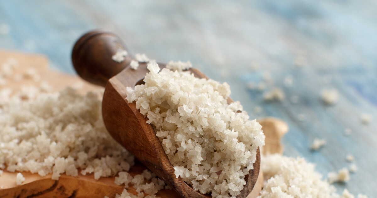 Les secrets d'une volaille moelleuse en croûte de sel révélés par une cheffe