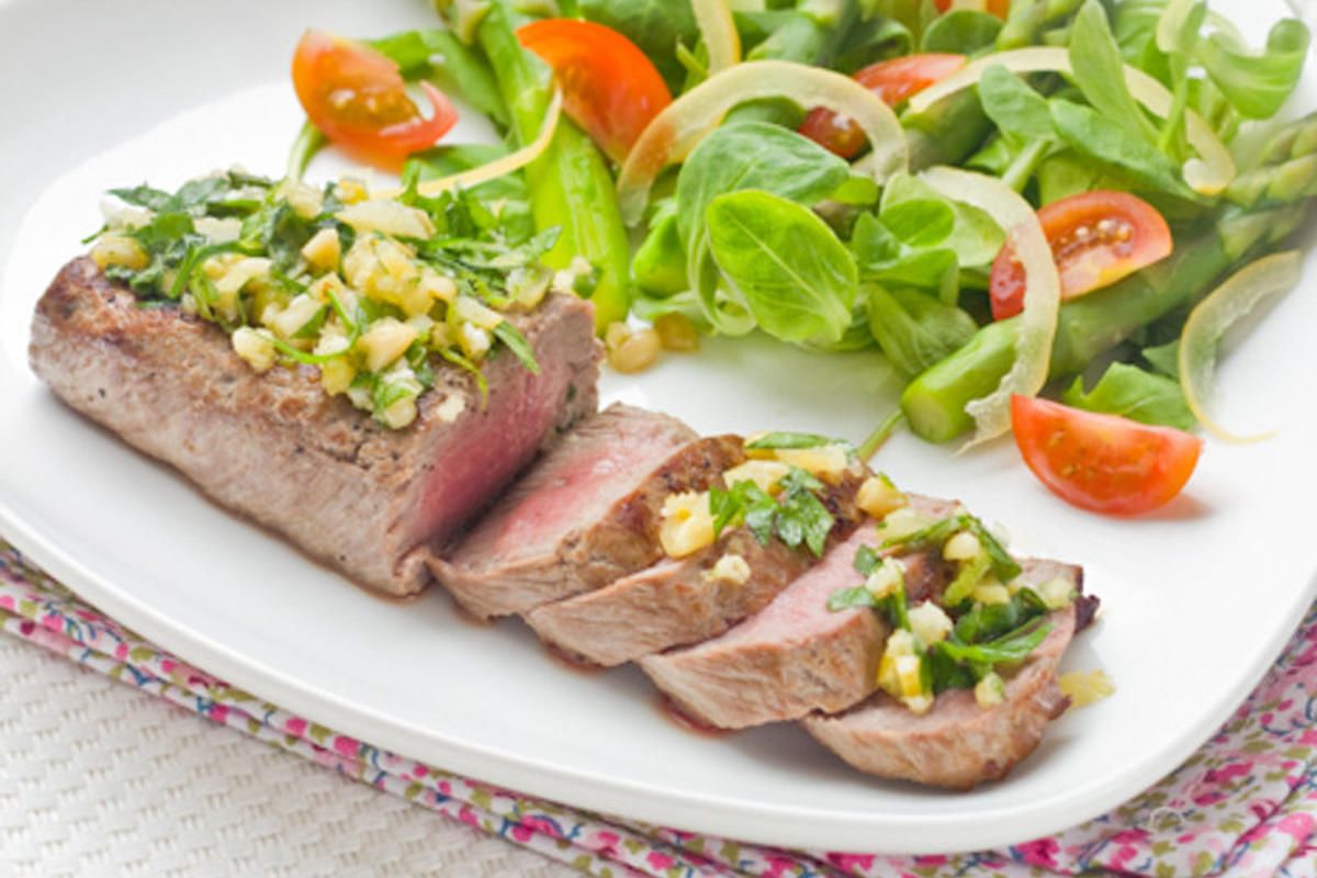 Savourez un steak d'agneau rehaussé de gremolata fraîche et citron confit