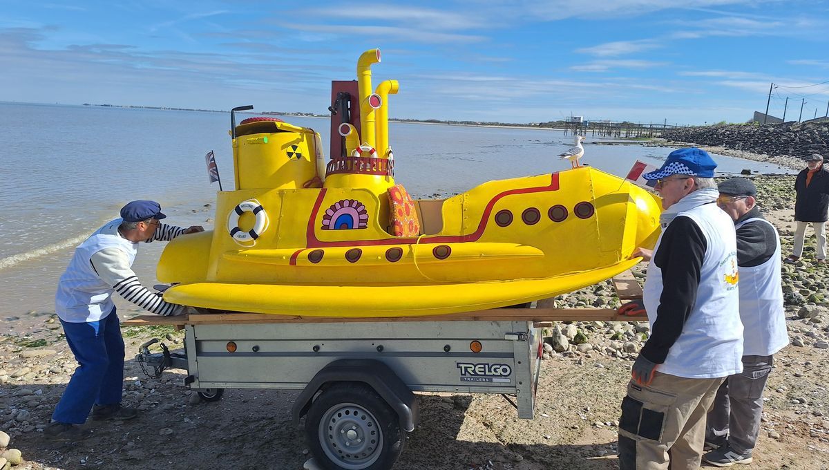 Un sous-marin jaune fait sensation à Marsilly pour les Mystères de la Pelle