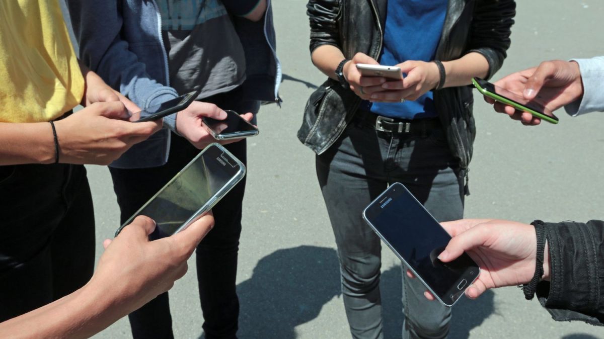 Renaissance du papier : un collège parisien dit stop aux écrans