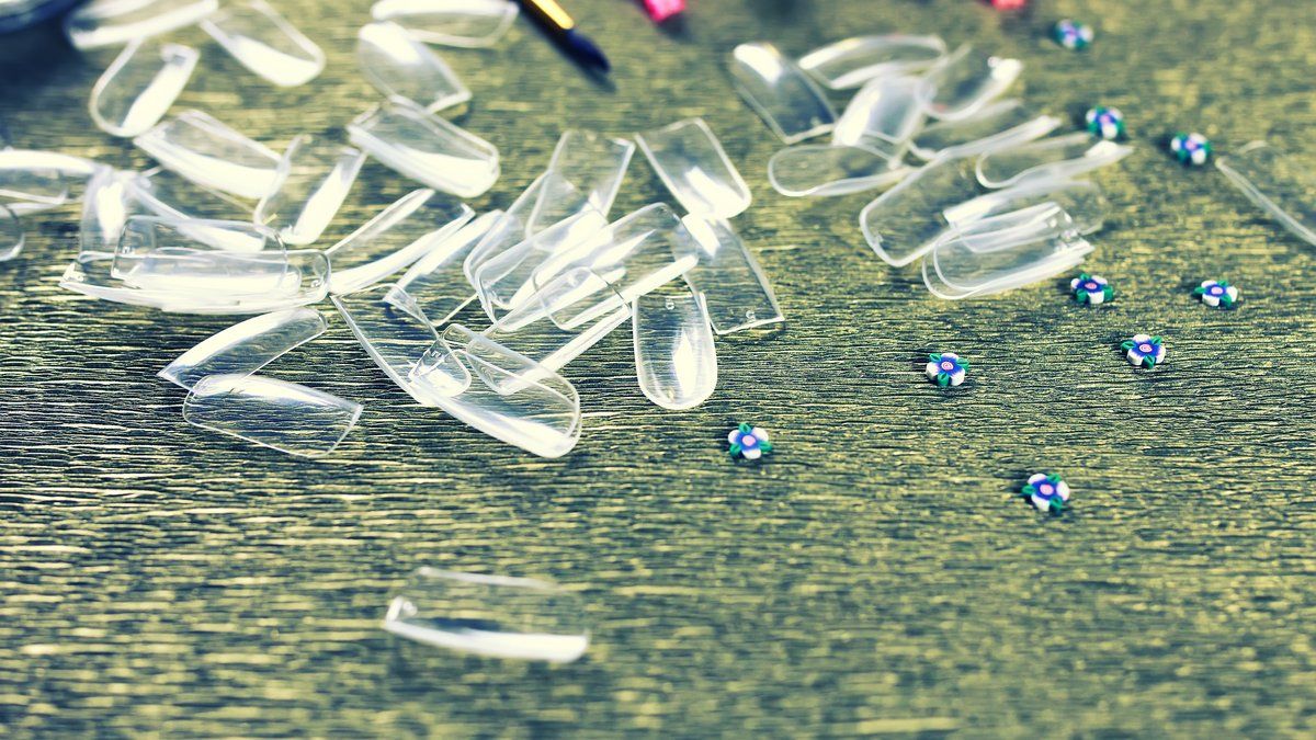 Un drame tragique : la mort d'un nourrisson étouffé par un faux ongle