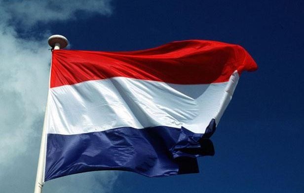 Une conseillère municipale néerlandaise exclue pour retouche excessive et mensonge