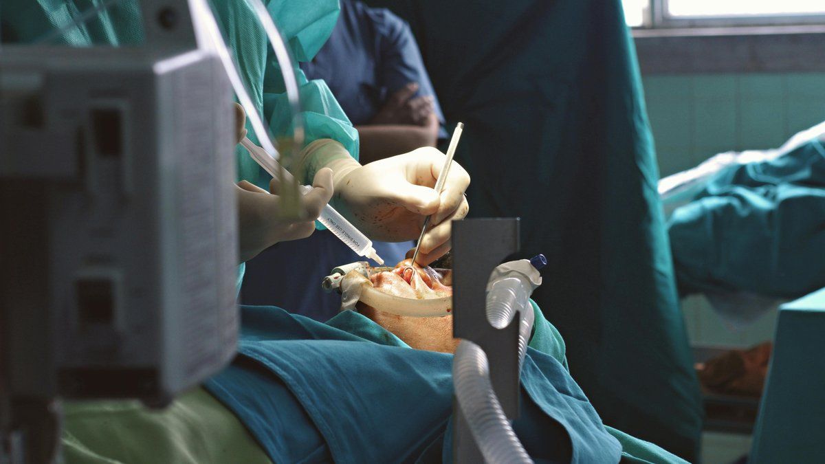 Une opération banale tourne au drame : il perd un œil confondu avec un polype