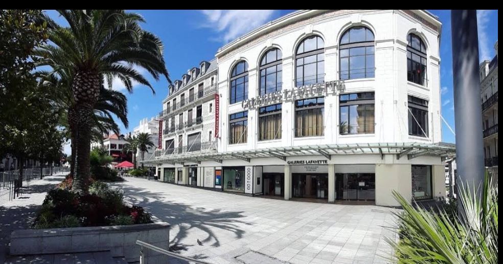 Une femme arrêtée pour vol aux Galeries Lafayette à Biarritz avec de faux tickets