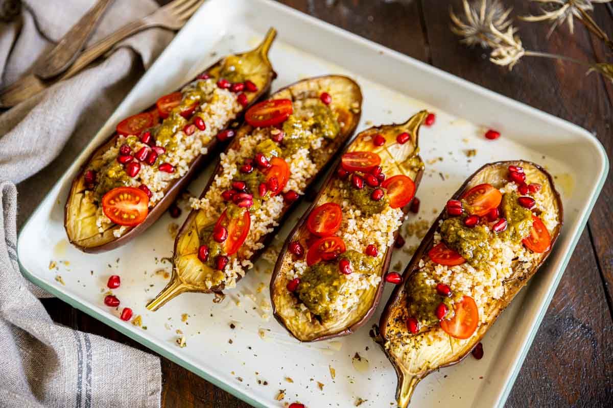 Aubergines rôties au boulgour, tomates cerise, grenade et pesto