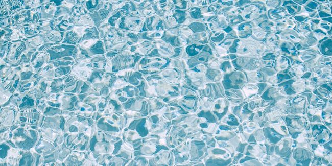 L'eau de piscine blanchâtre : causes et solutions pour un bassin cristallin