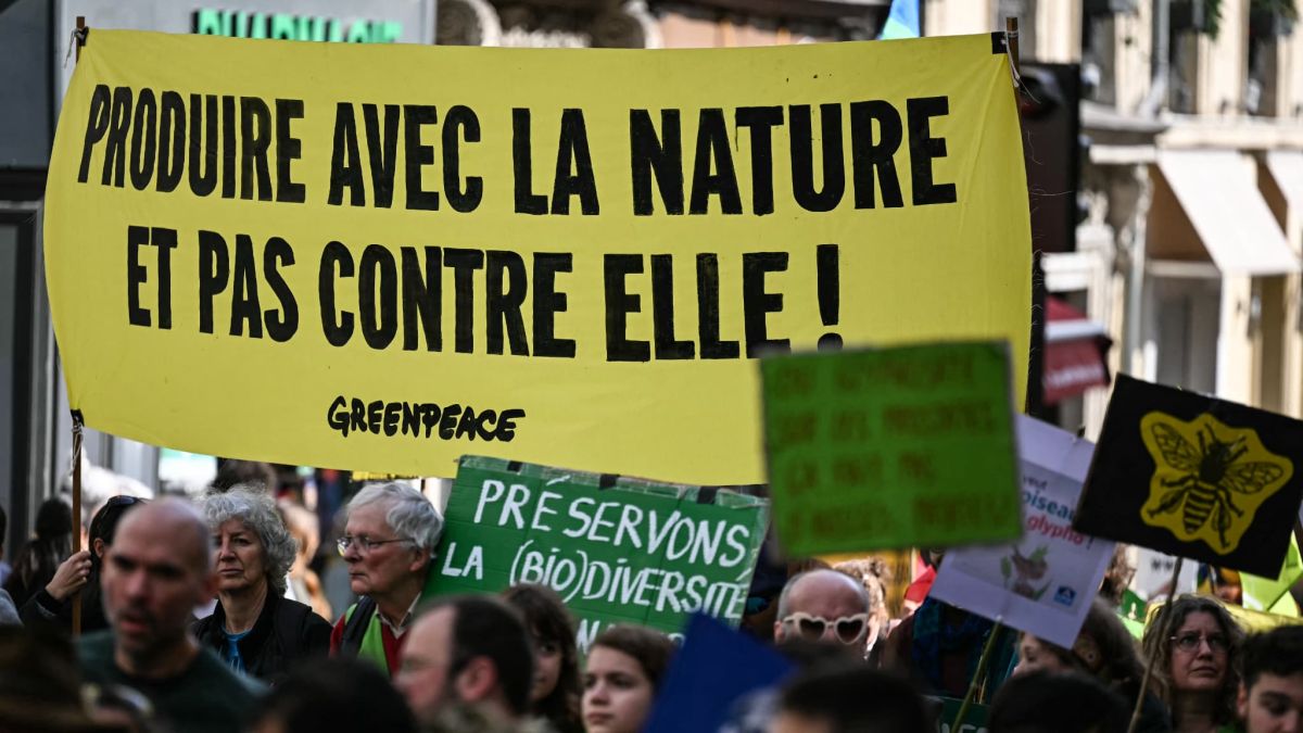 À Paris, la marche contre les pesticides attire 1.500 manifestants préoccupés pour la santé