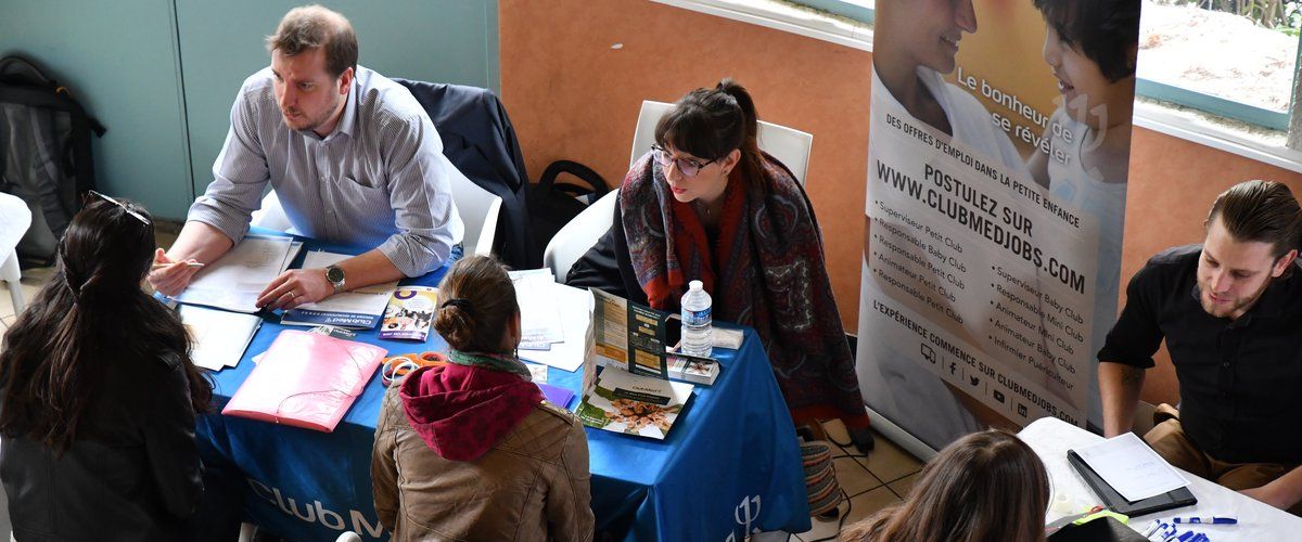 La lutte des jeunes diplômés pour trouver un premier emploi : un défi à relever