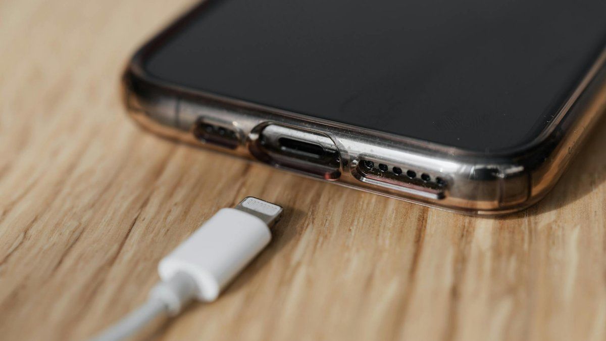 Un chargeur défectueux provoque un incendie destructeur à Paris