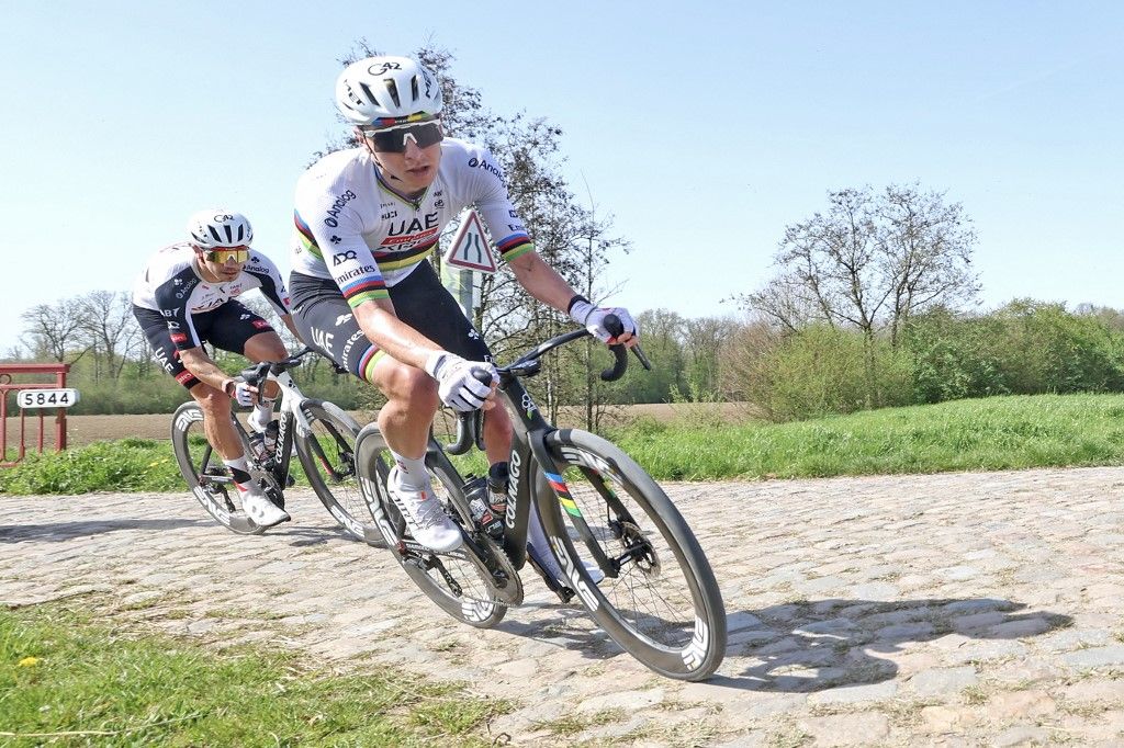 Tadej Pogacar face à l'enfer des pavés : enjeux du Paris-Roubaix