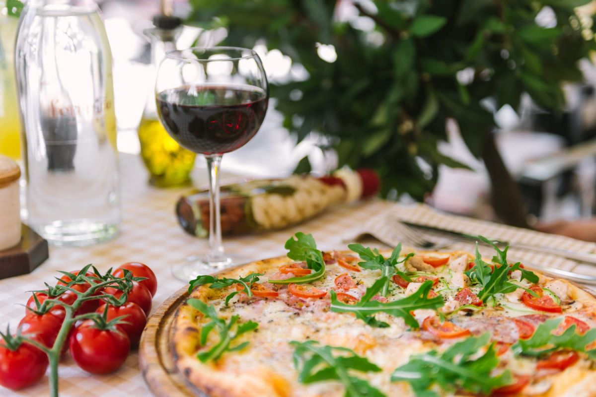 Le vin surprenant qui sublime votre pizza : révélations d'un sommelier de renom