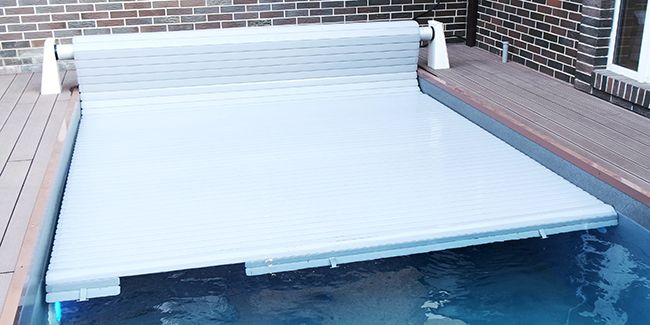 Choisir entre un volet de piscine automatique ou manuel : les clés pour décider