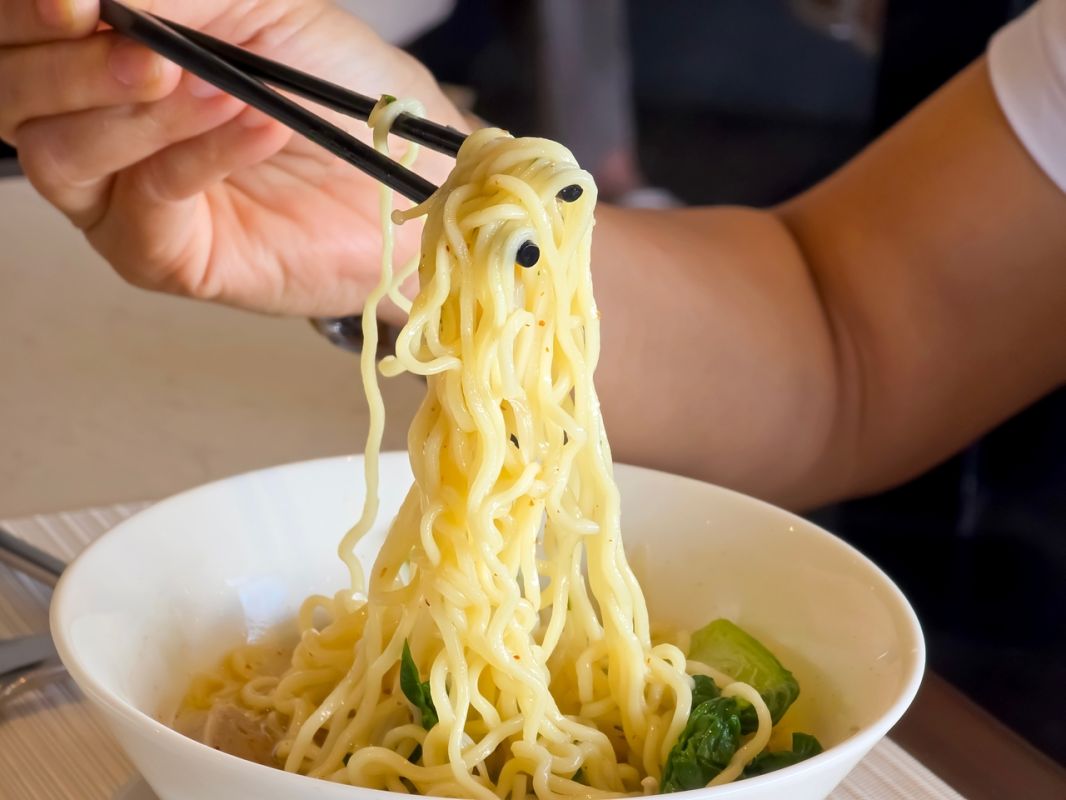 Les nouilles instantanées : un délice quotidien sous haute surveillance