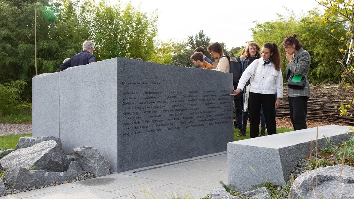 Le jardin mémoriel des attentats de 2015 à nouveau dégradé : une indignation collective