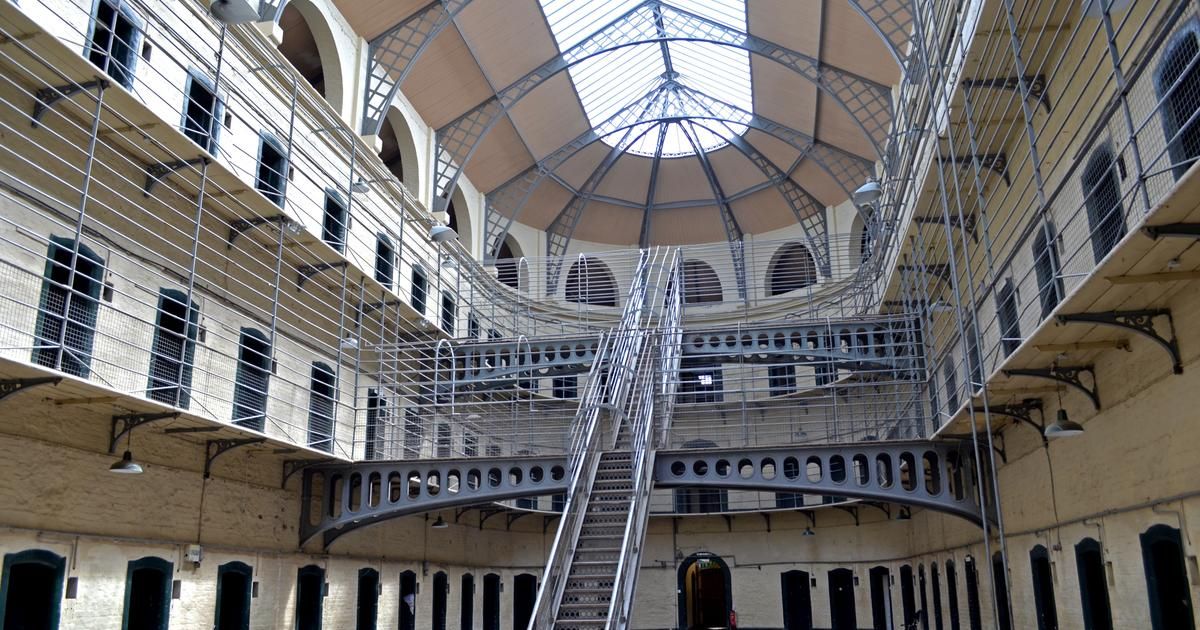 Un père en détention après la découverte d'un enfant séquestré dans une camionnette