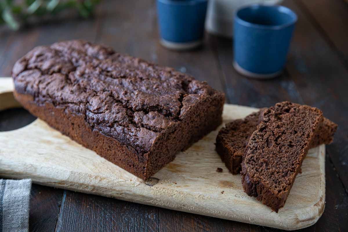 Un gâteau au chocolat surprenant et sans œufs