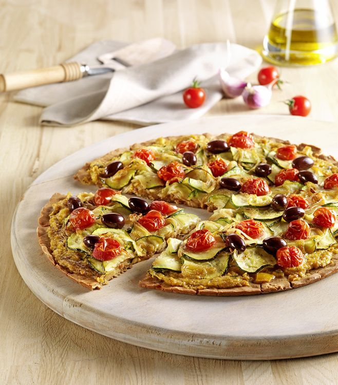 Savoureuse pizza sans gluten aux courgettes et tomates