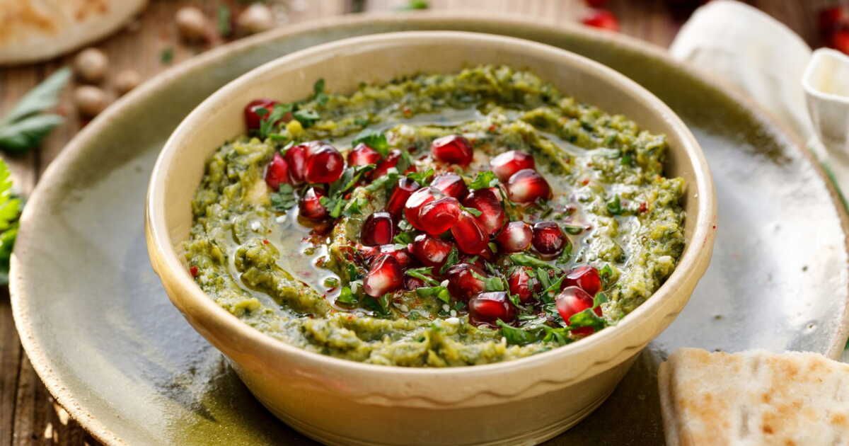 Un apéro coloré avec un houmous de courgettes et pistaches