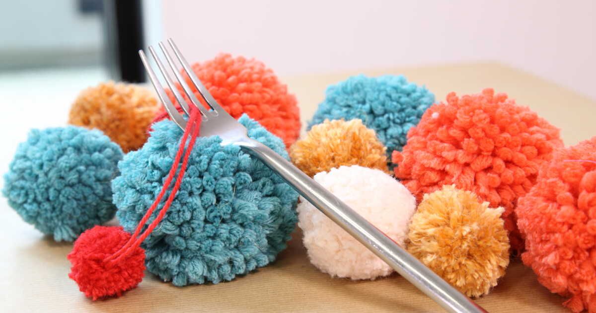 Créez facilement un pompon avec une fourchette : un DIY ludique