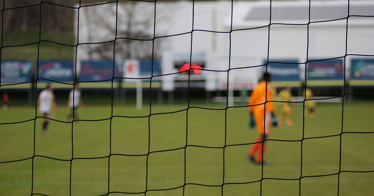 Un acte héroïque sur le terrain : des coéquipiers sauvent un footballeur en plein match