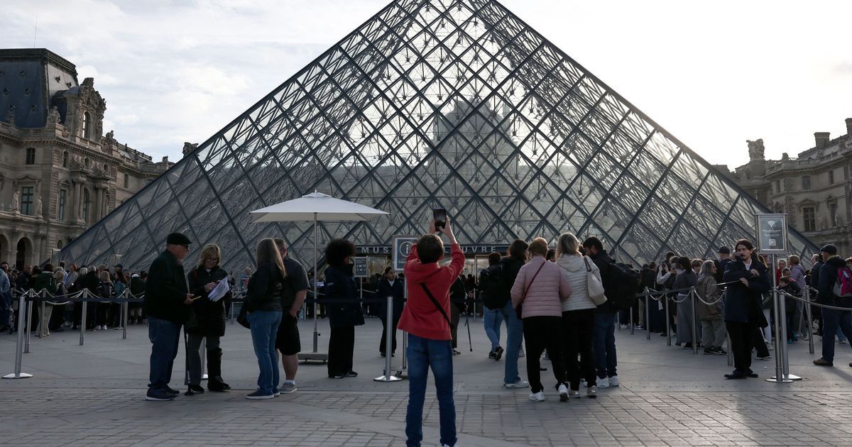 Un jeune homme interpellé pour une menace contre le Louvre : l'enquête se poursuit