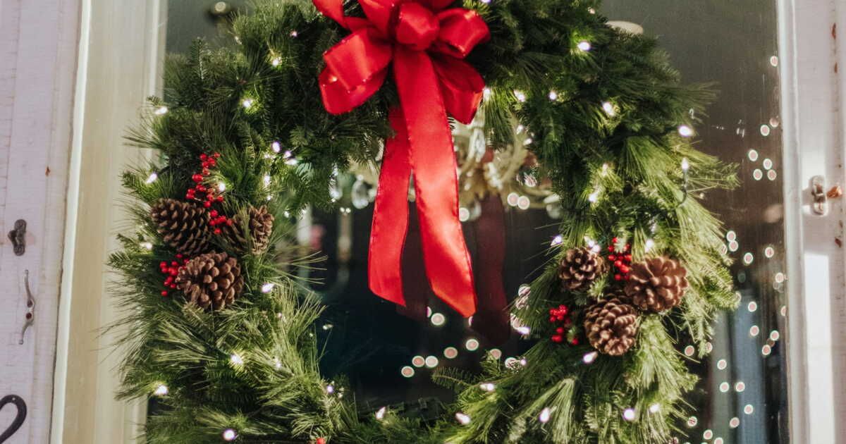 Créez votre couronne de Noël élégante avec des branches de sapin : le guide complet
