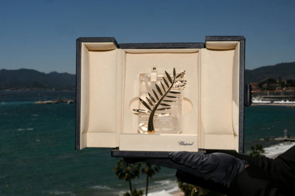 la palme d'or s'illumine, un hommage poignant à samuel paty